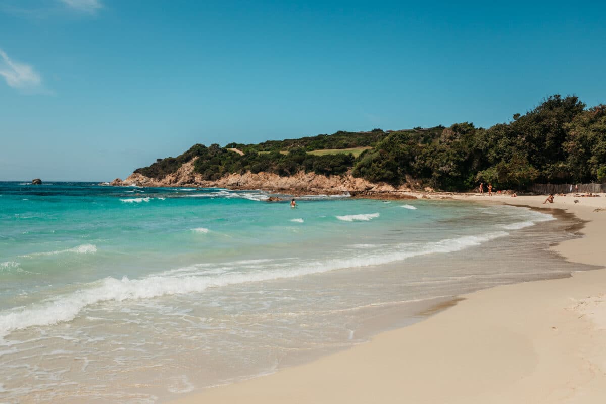 Eaux turquoise et sable clair de la plage du Grand Sperone près de Bonifacio