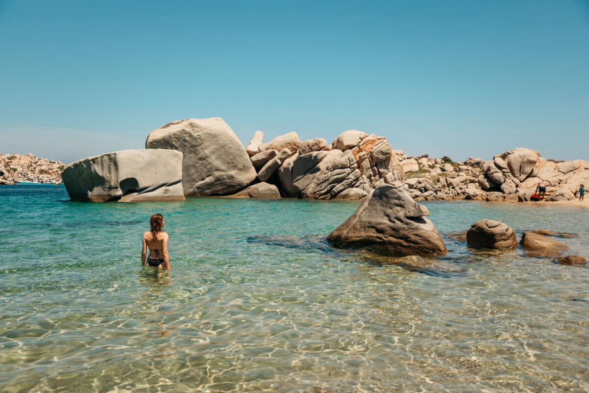 Plage de sable clair et eau turquoise sur l'île Lavezzu aux îles Lavezzi