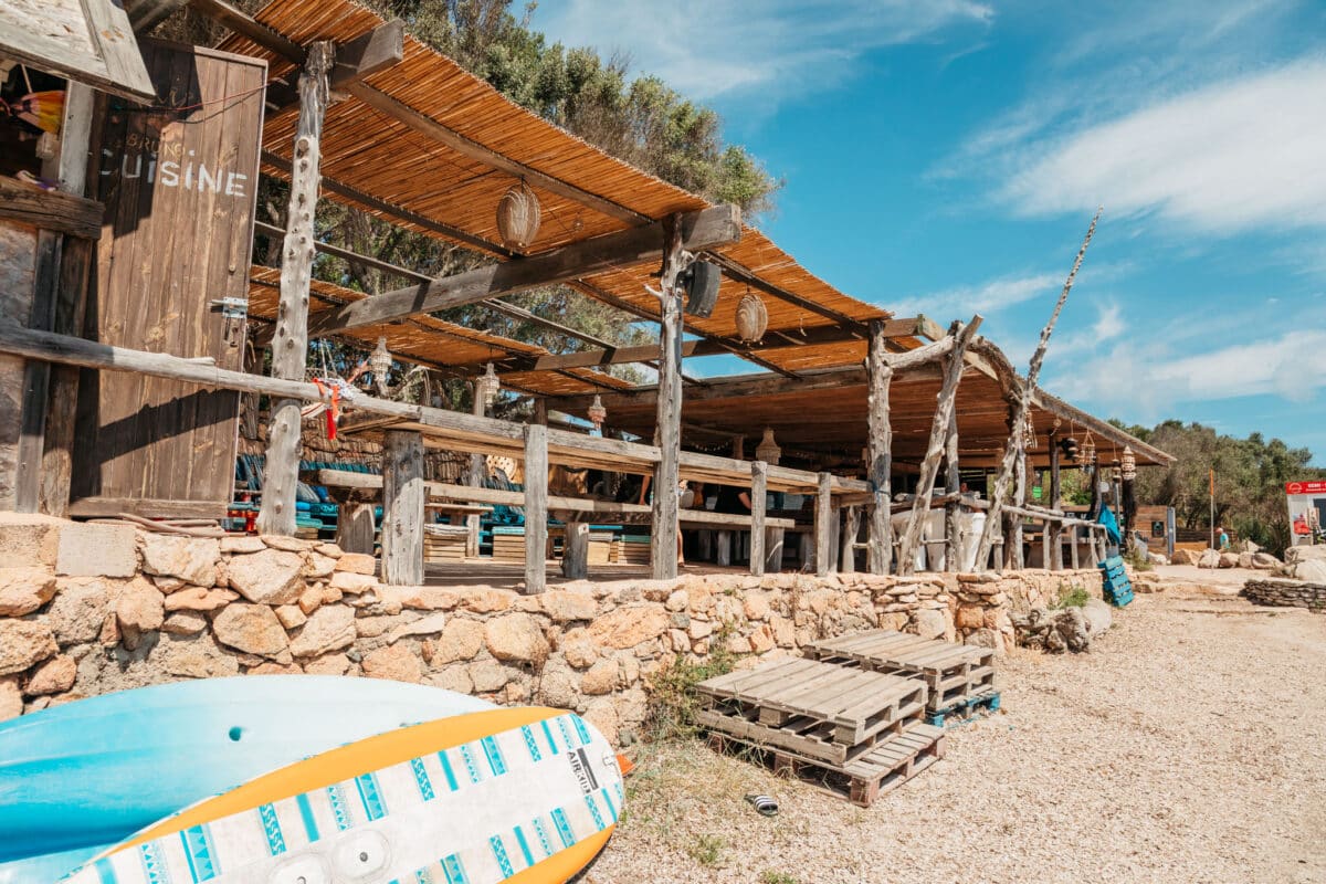 Le restaurant Le Ponton en bord de mer sur la plage de Piantarella à Bonifacio