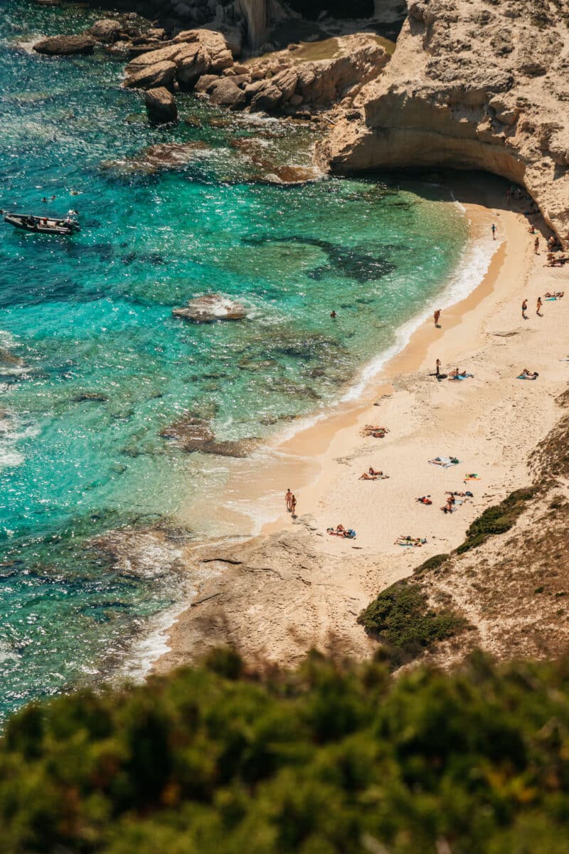 La plage Saint-Antoine et ses eaux turquoise au pied des falaises de Bonifacio