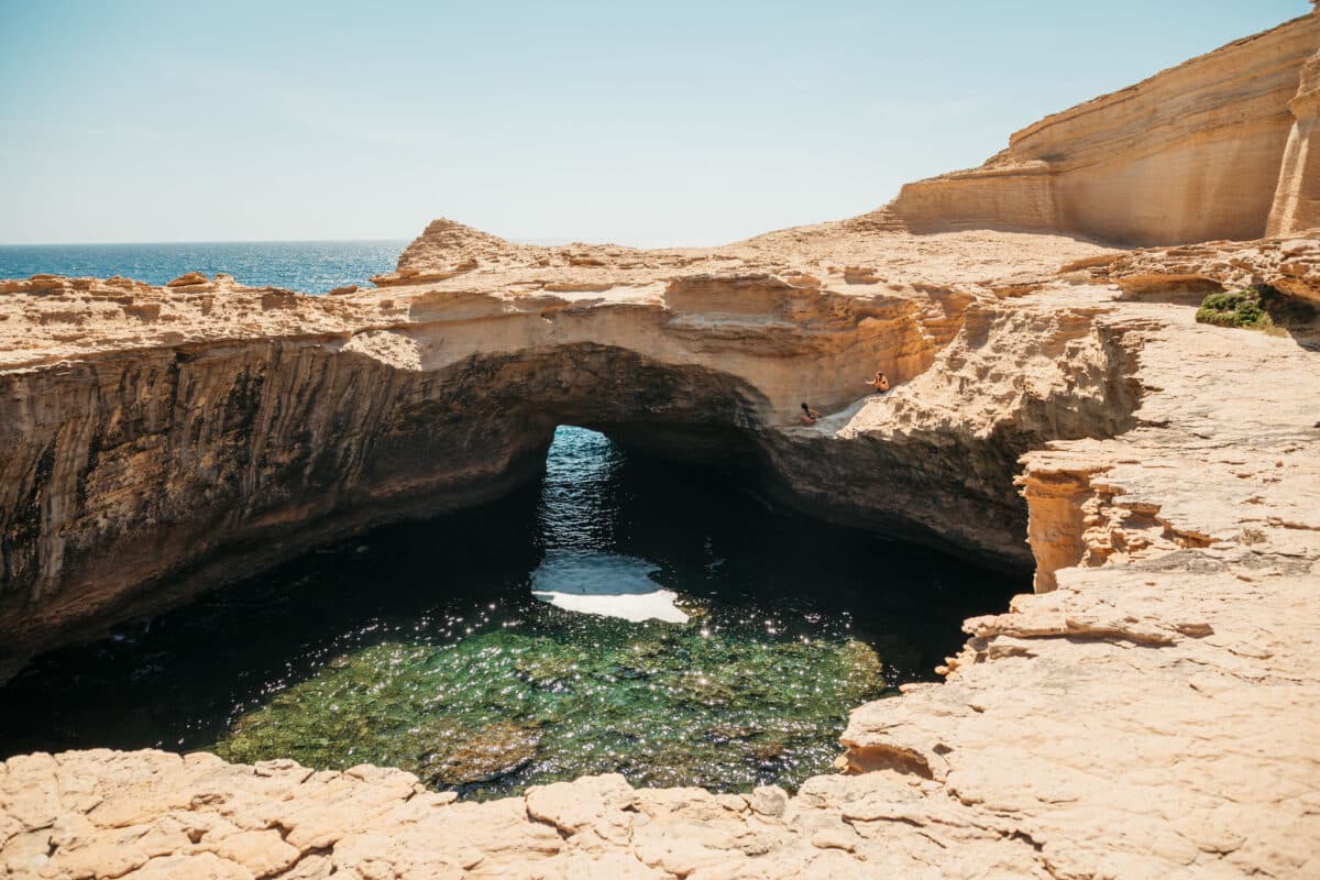 Petite crique isolée nichée au pied des falaises de Bonifacio