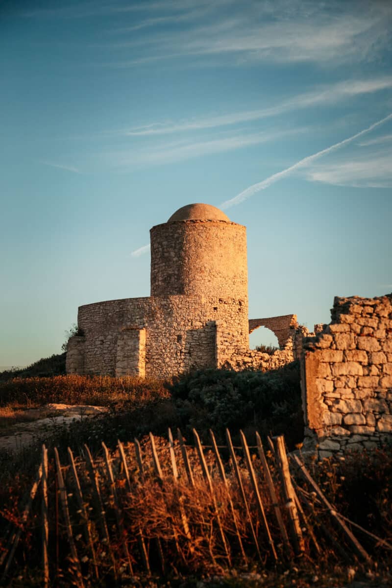 Coucher de soleil sur les falaises et la citadelle de Bonifacio