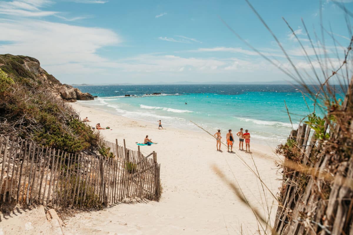 Plage de sable clair et eau turquoise du Grand Sperone près de Bonifacio