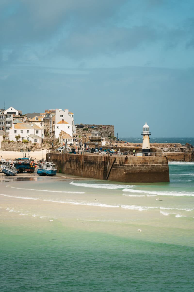 Vue panoramique sur la baie de St Ives depuis les rochers dans les Cornouailles