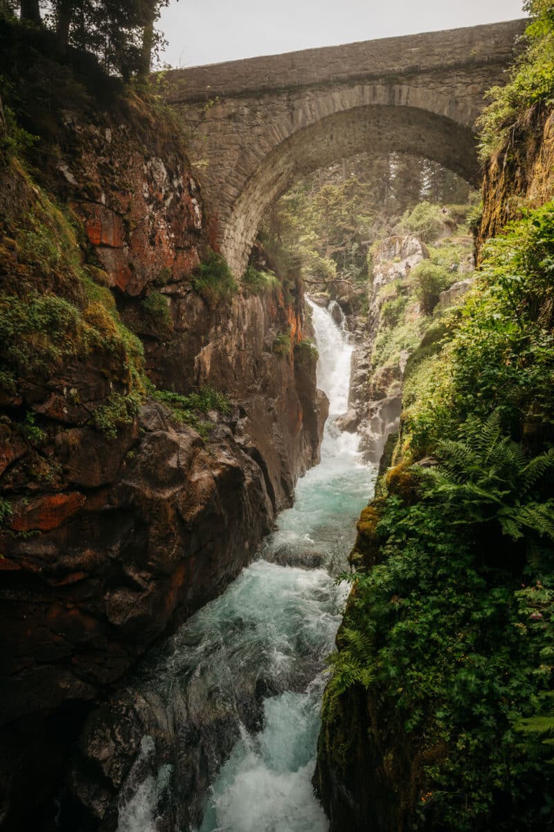 Cascade tonitruante du pont d'Espagne au-dessus de Cauterets dans les Hautes-Pyrénées