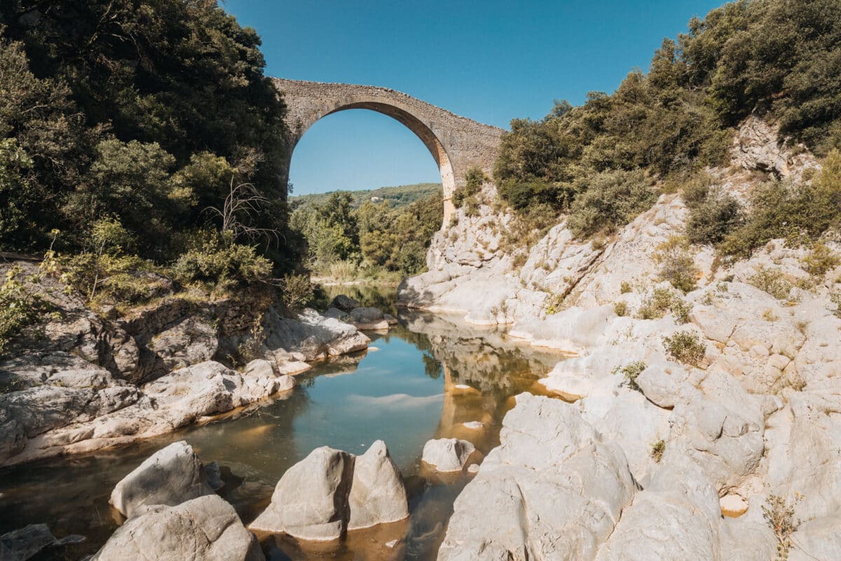 Pont médiéval en dos d'âne de Llierca enjambant la rivière dans la Garrotxa