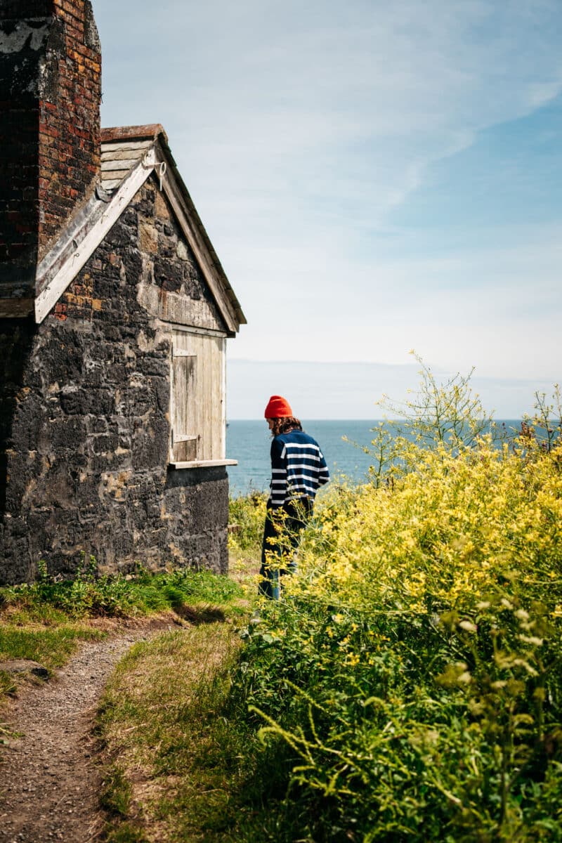 Sentier côtier au-dessus du village de pêcheurs de Cadgwith dans les Cornouailles