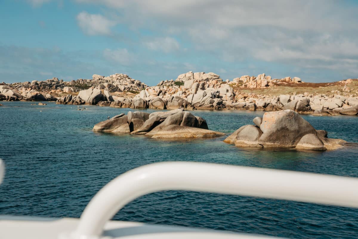 Bateau de promenade longeant les falaises de calcaire de Bonifacio