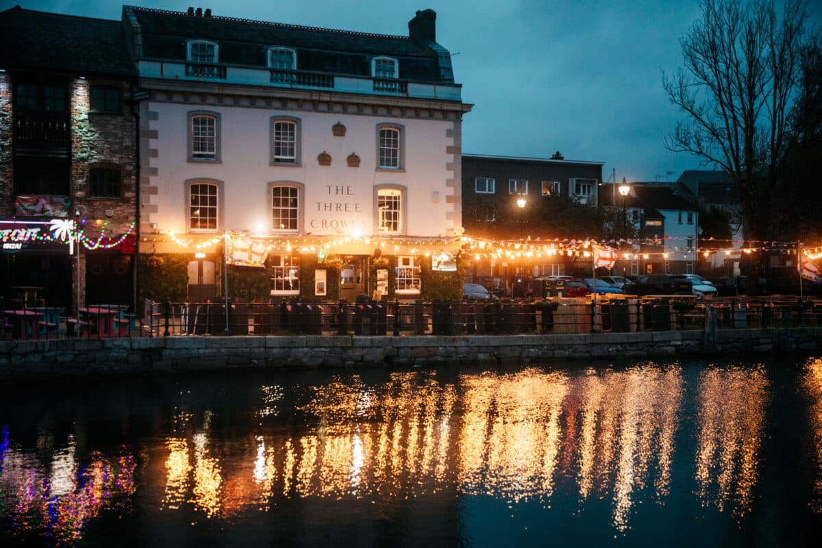 Maisons colorées et bateaux du quartier historique du Barbican à Plymouth en Angleterre
