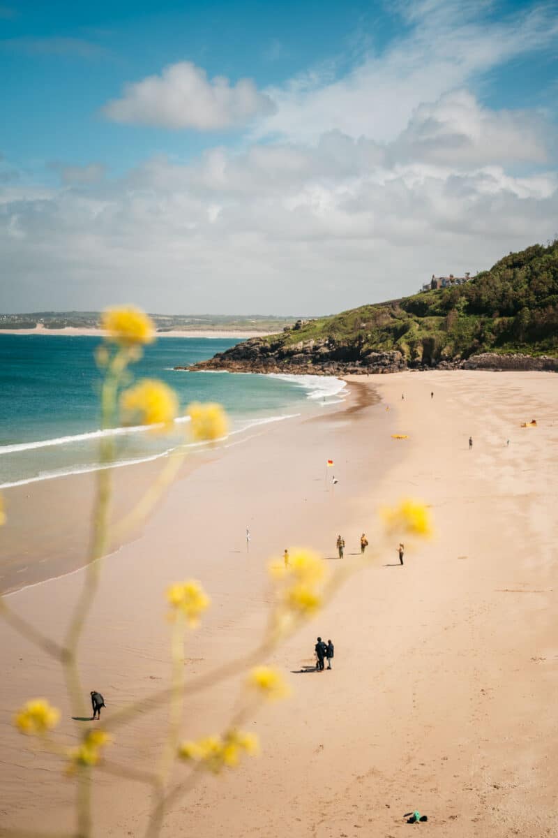 Vue sur la baie et les plages de St Ives dans les Cornouailles en Angleterre