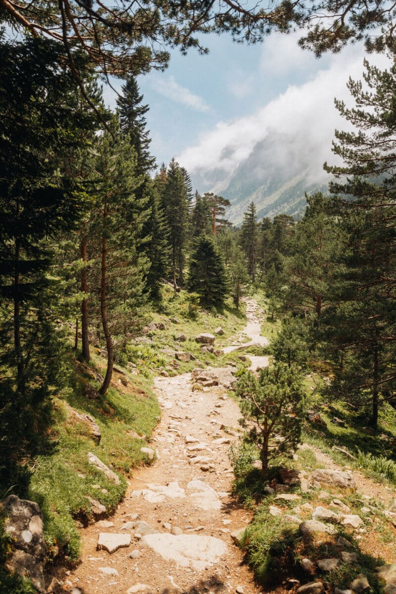 Sentier de randonnée montant vers le lac de Gaube depuis le pont d'Espagne