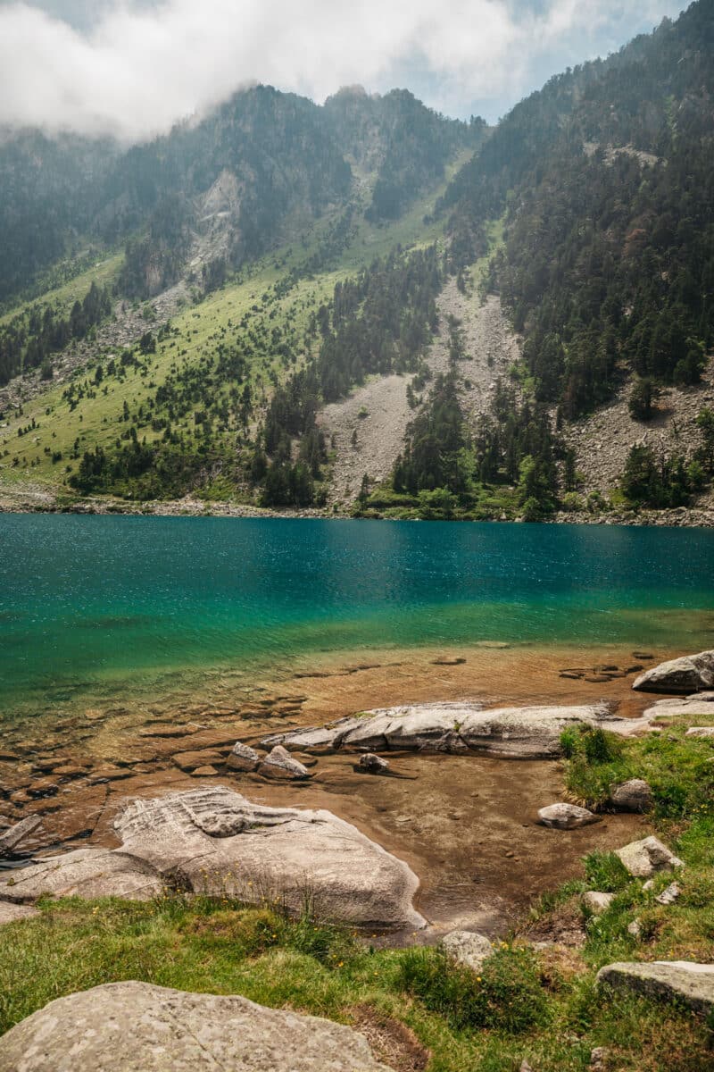 Randonnée vers le lac de Gaube dans les Pyrénées françaises, au-dessus de Cauterets