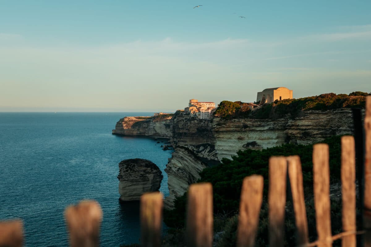 Sentier de randonnée offrant une vue sur la citadelle de Bonifacio et ses falaises