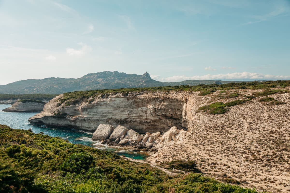 Sentier de randonnée longeant les falaises du littoral de Bonifacio
