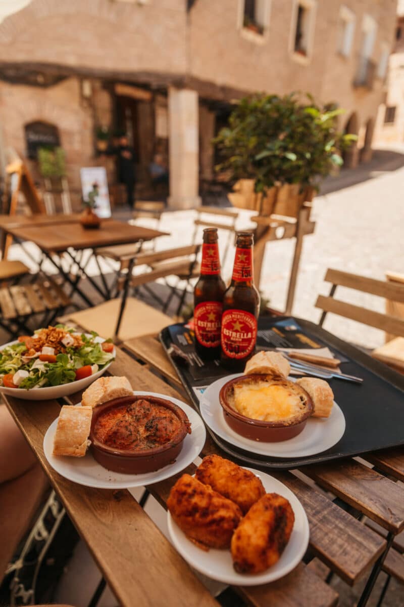 Terrasse de restaurant sur la place Rafael Ayerbe à Alquézar en Aragon
