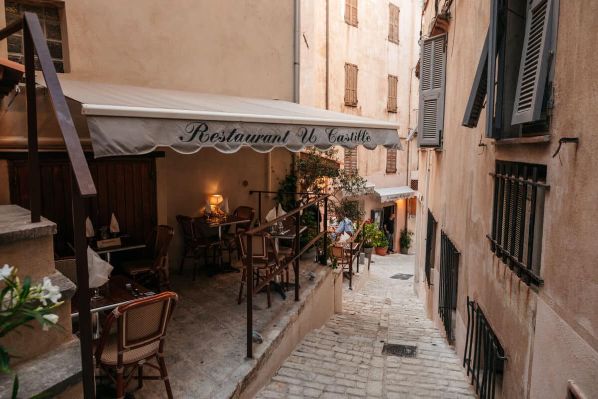 Salle d'un restaurant corse traditionnel à la décoration de brocante dans la haute ville de Bonifacio