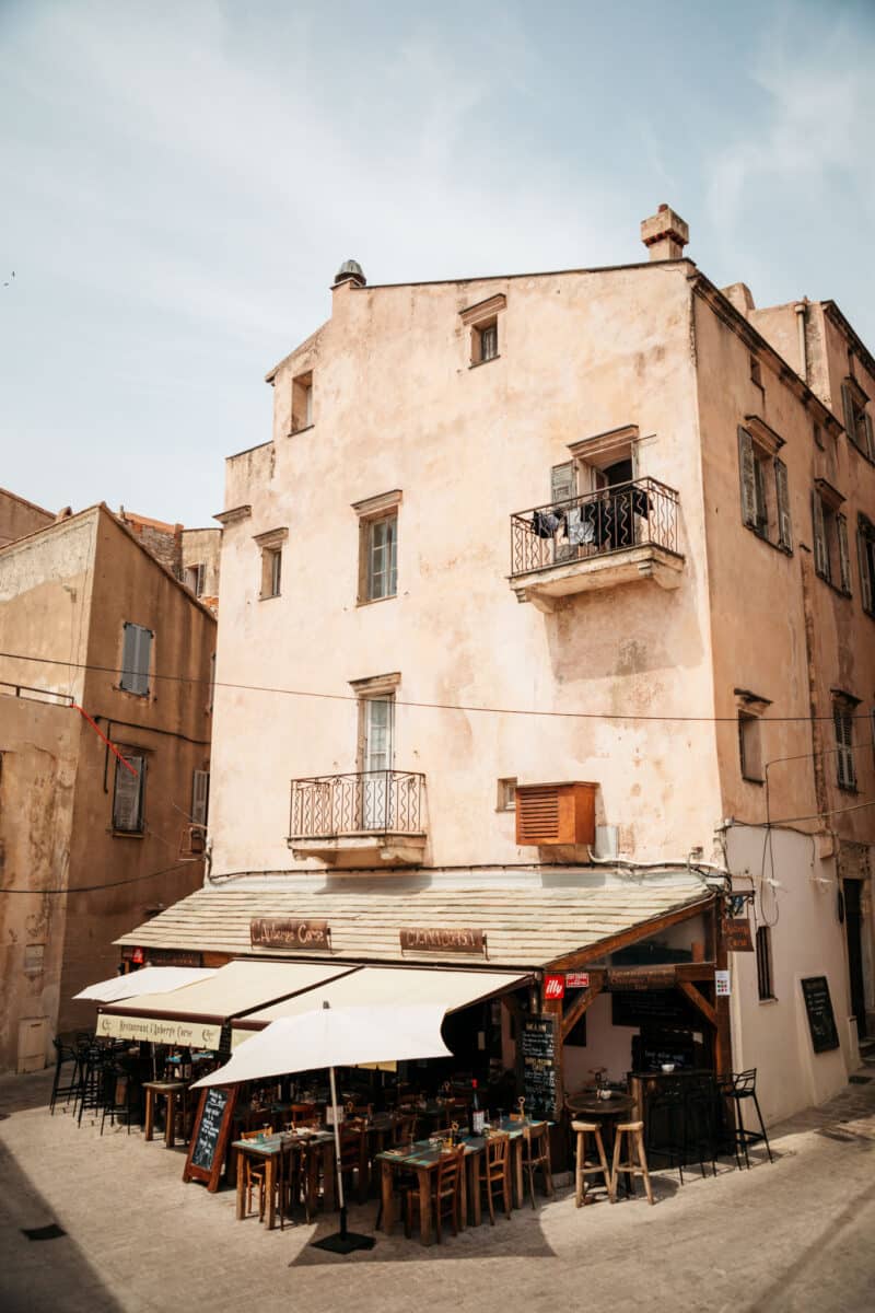 Salle d'un restaurant corse traditionnel à la décoration de brocante dans la haute ville de Bonifacio