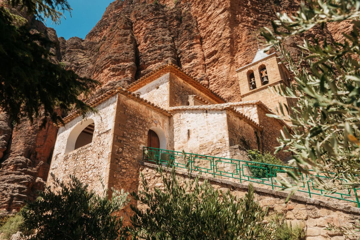 Ruelles de pierre et église du village de Riglos au pied des Mallos
