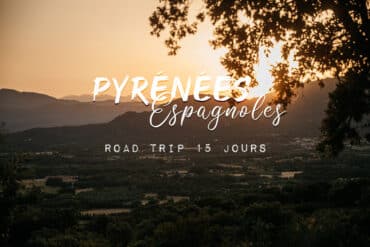 4x4 et tente de toit face aux sommets lors d'un road trip de 15 jours dans les Pyrénées espagnoles