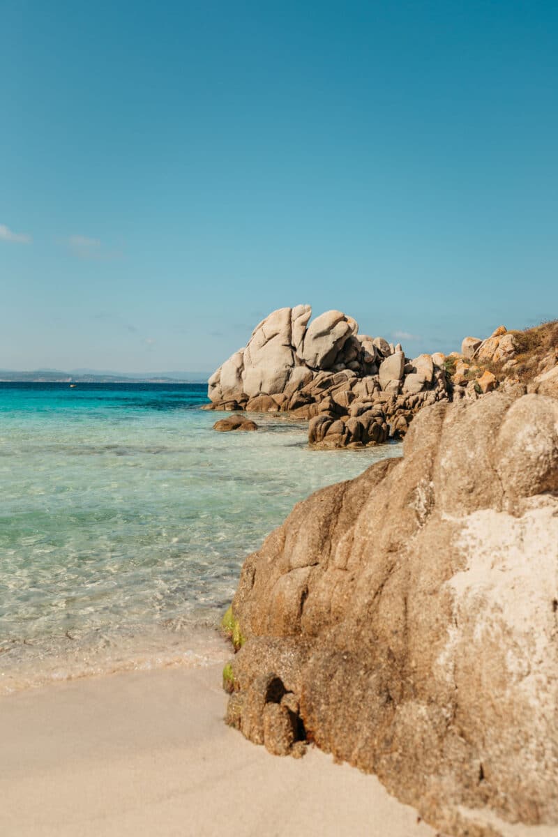 Blocs de granit arrondis par l'érosion sur l'île Lavezzu aux îles Lavezzi
