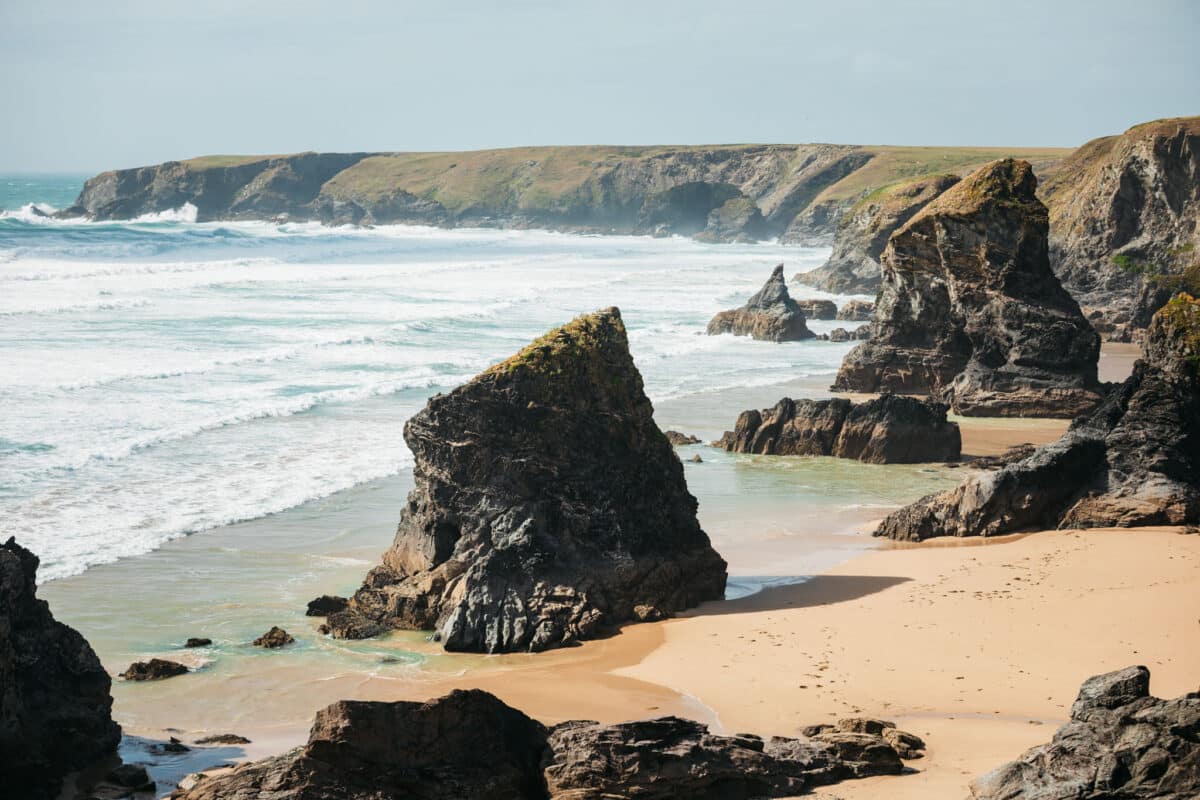 Rochers géants émergeant de la plage de Bedruthan Steps sur la côte nord des Cornouailles