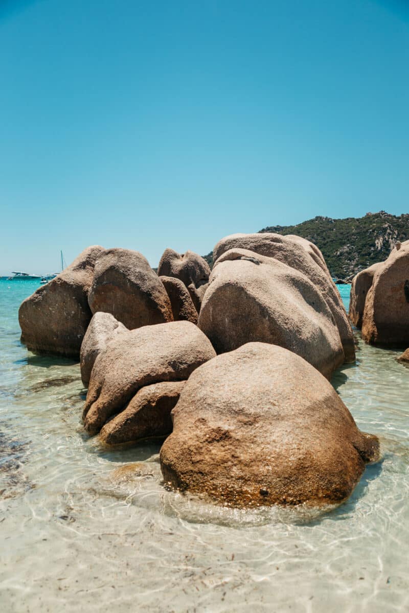 Gros rochers de granit arrondis et eau turquoise sur les îles Lavezzi en Corse