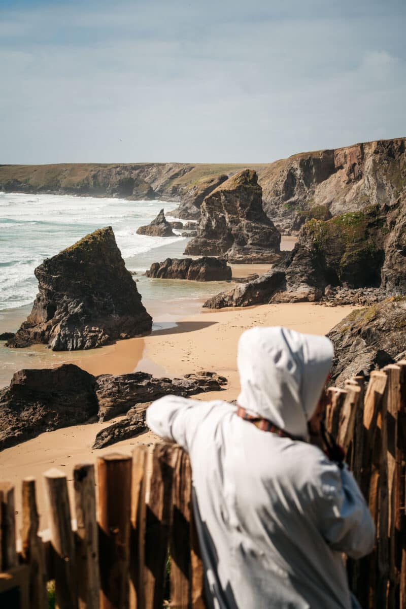 Rochers émergeant du sable sur une plage sauvage des Cornouailles en Angleterre