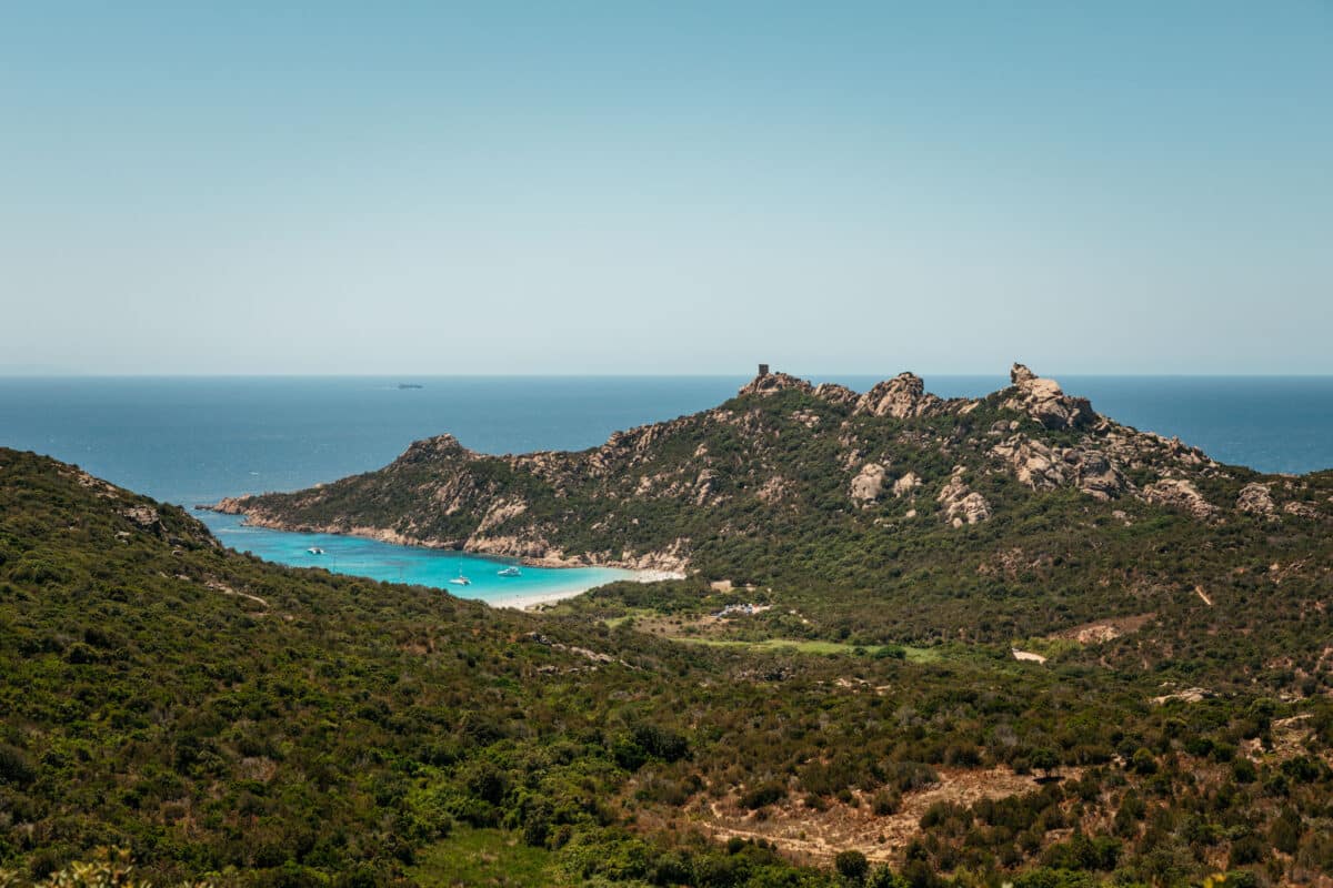 Route côtière longeant la mer entre Ajaccio et Bonifacio dans le sud de la Corse