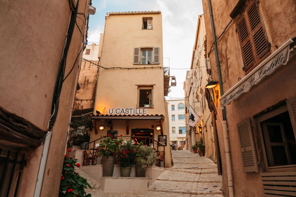 Ruelle pavée en pente dans la haute ville de Bonifacio