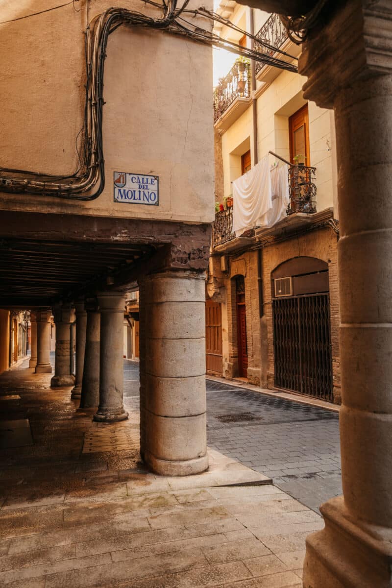 Ruelles pavées de la vieille ville médiévale de Graus en Aragon