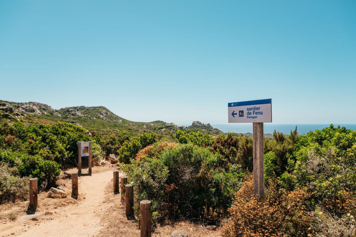 Sentier sauvage de Fenu menant à la plage de Paragan près de Bonifacio