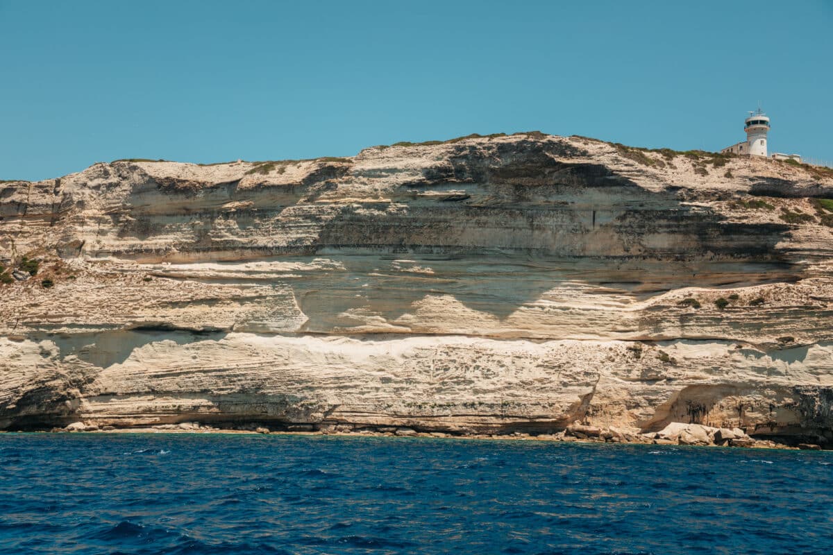Sentier longeant les falaises à cent mètres au-dessus de la mer près de Bonifacio