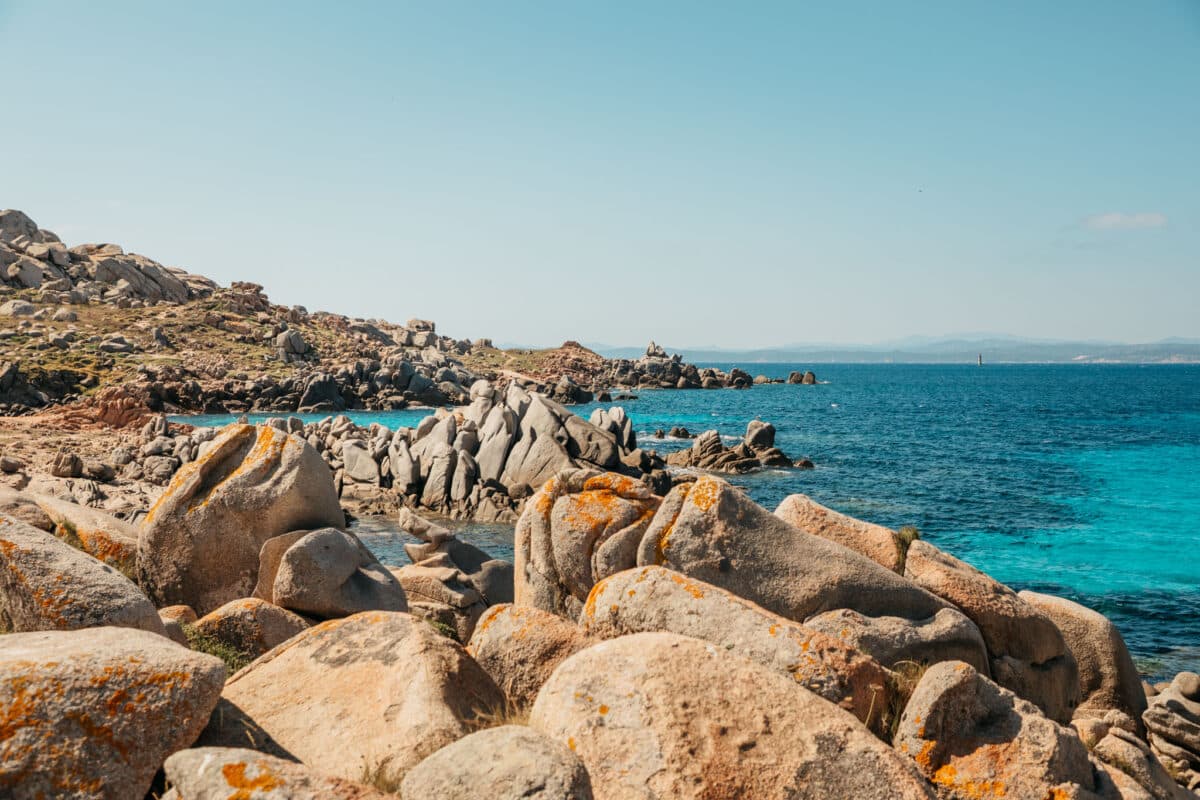 Sentier serpentant entre les rochers de granit sur l'île Lavezzu aux îles Lavezzi