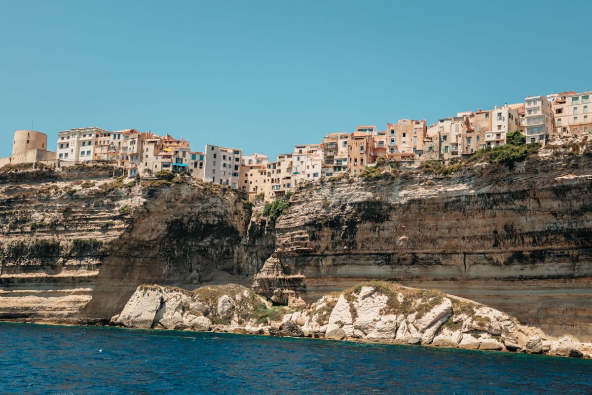 La citadelle de Bonifacio et ses falaises vues lors d'une sortie en mer