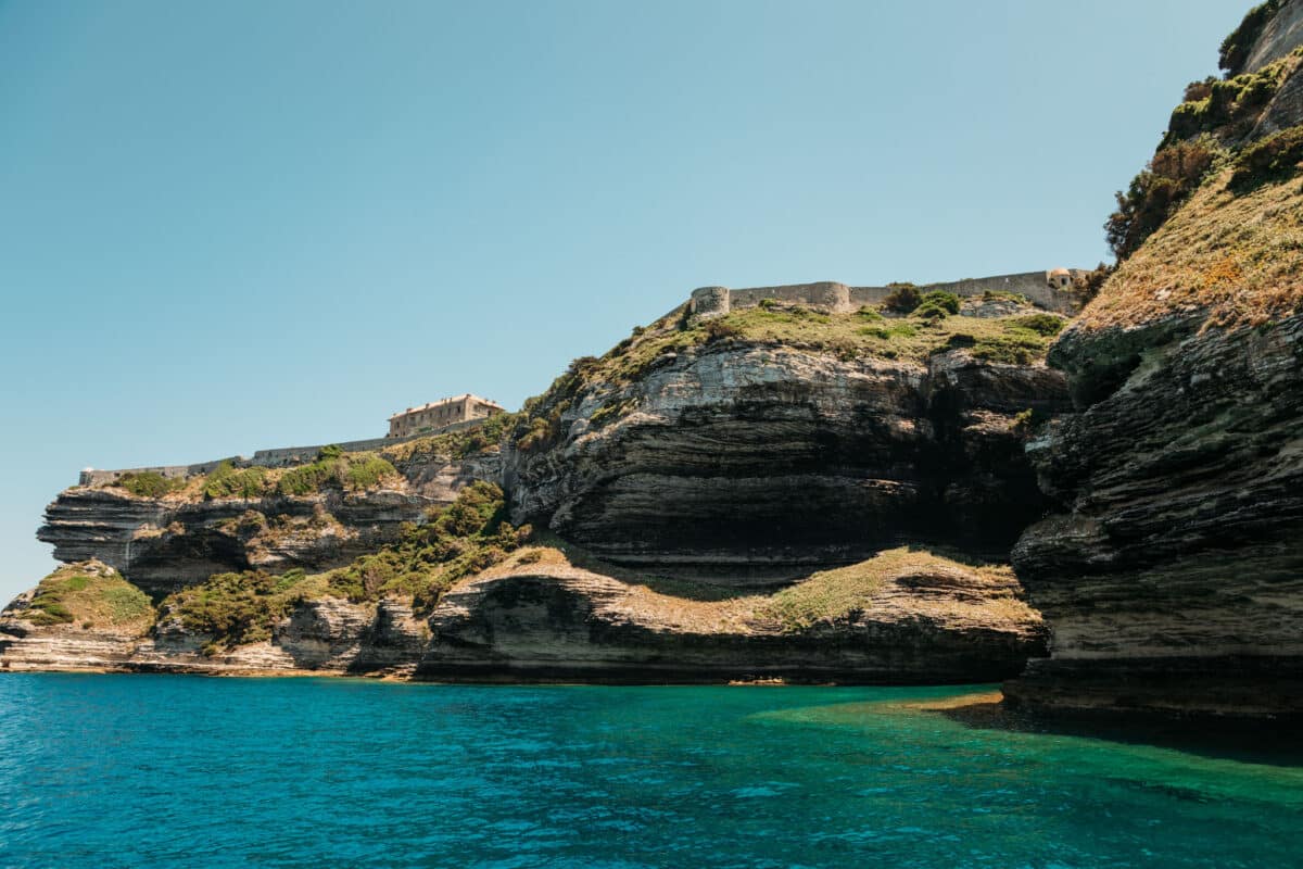 Semi-rigide naviguant dans la réserve naturelle des Bouches de Bonifacio