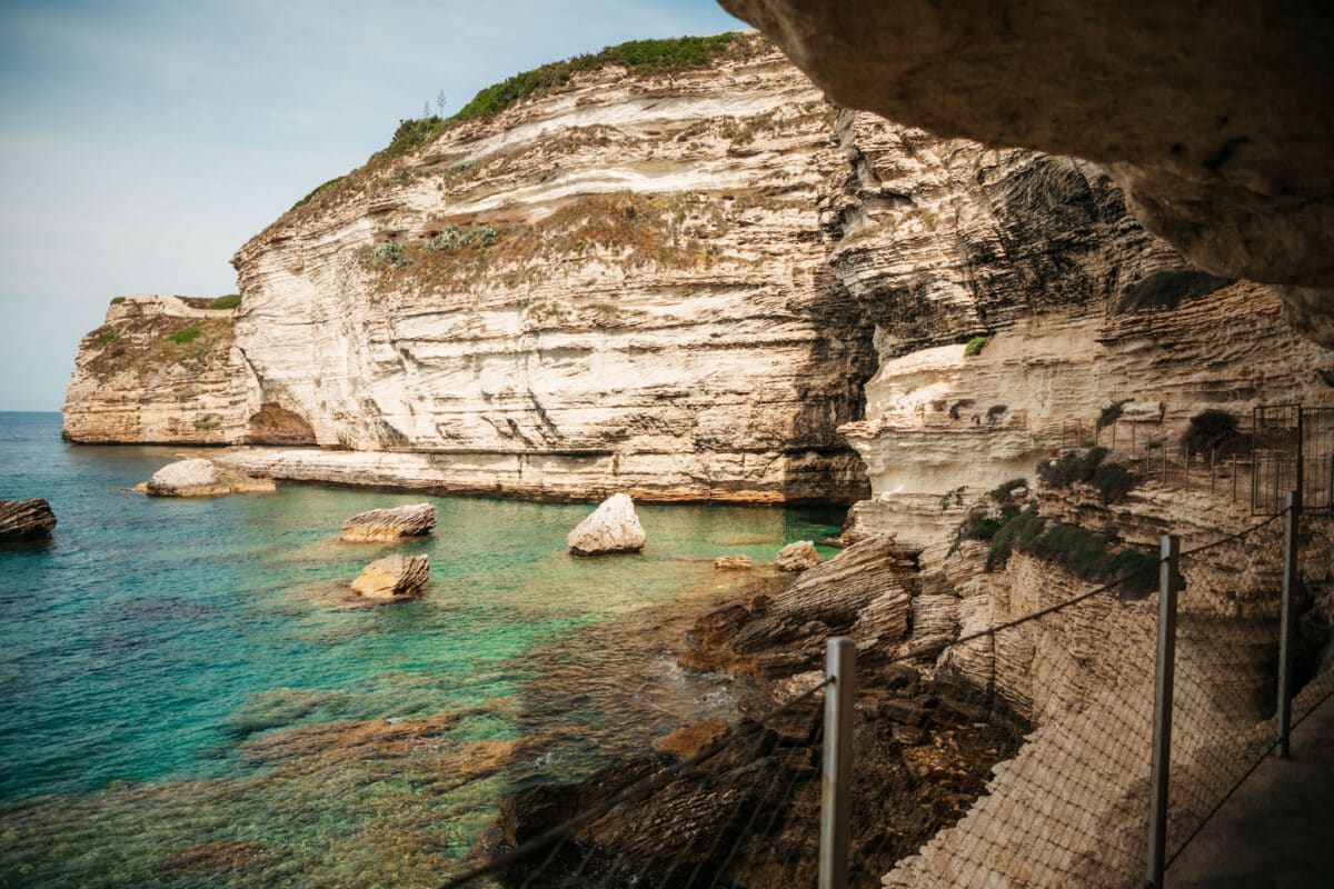 La source Saint-Barthélemy au bas de l'escalier du Roy d'Aragon à Bonifacio