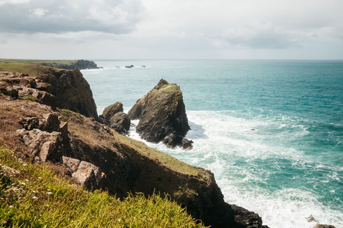 Sentier de randonnée du South West Coast Path longeant les falaises des Cornouailles
