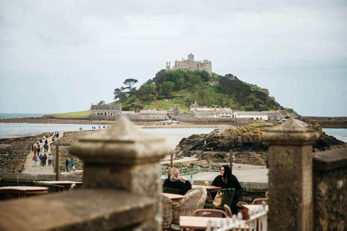 L'île et le château de St Michael's Mount vus depuis la plage de Marazion