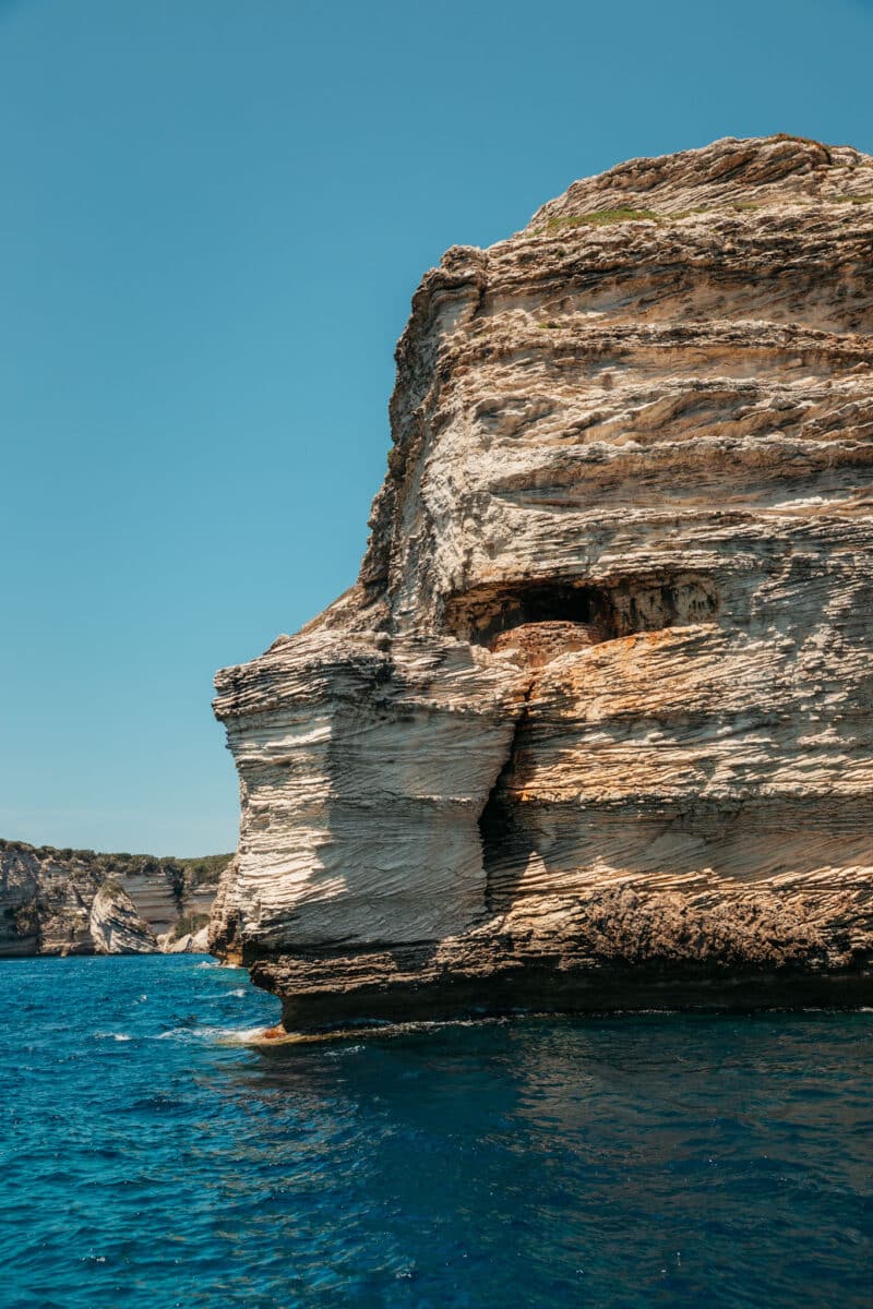 Terrasse creusée dans la falaise au bas de l'escalier du Gouvernail à Bonifacio