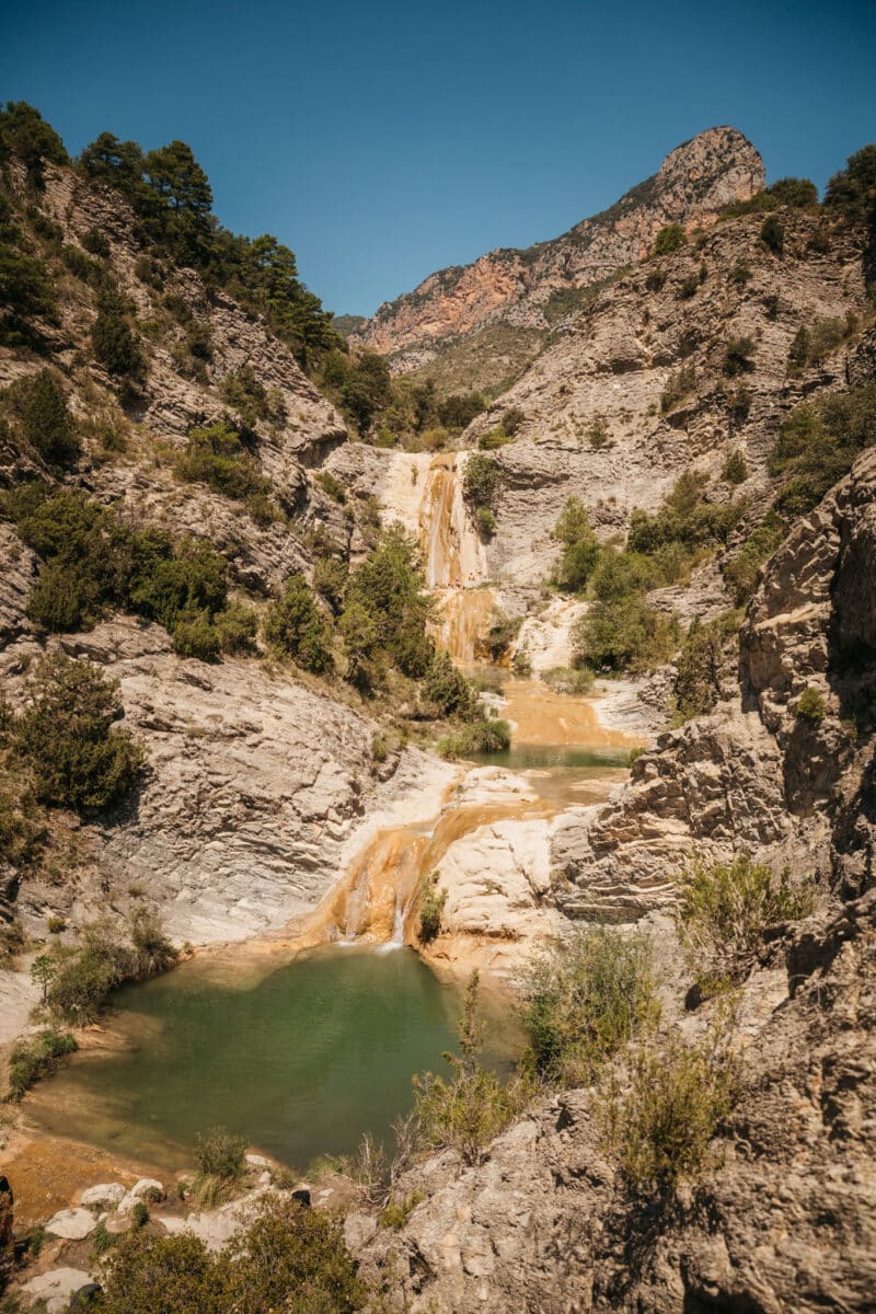 Vasques naturelles creusées dans la roche aux eaux turquoise près d'Organyà