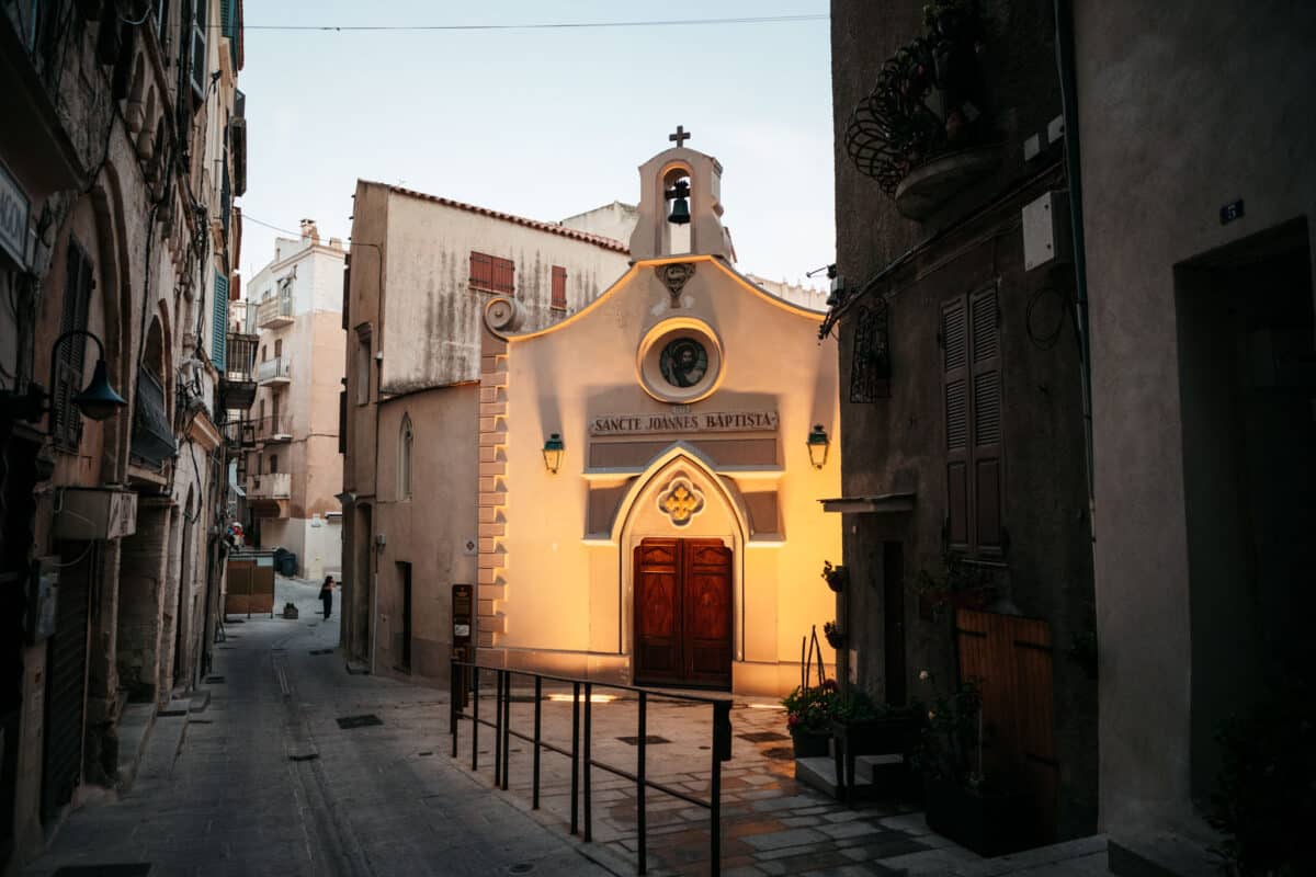 Ruelles étroites et maisons anciennes de la haute ville de Bonifacio
