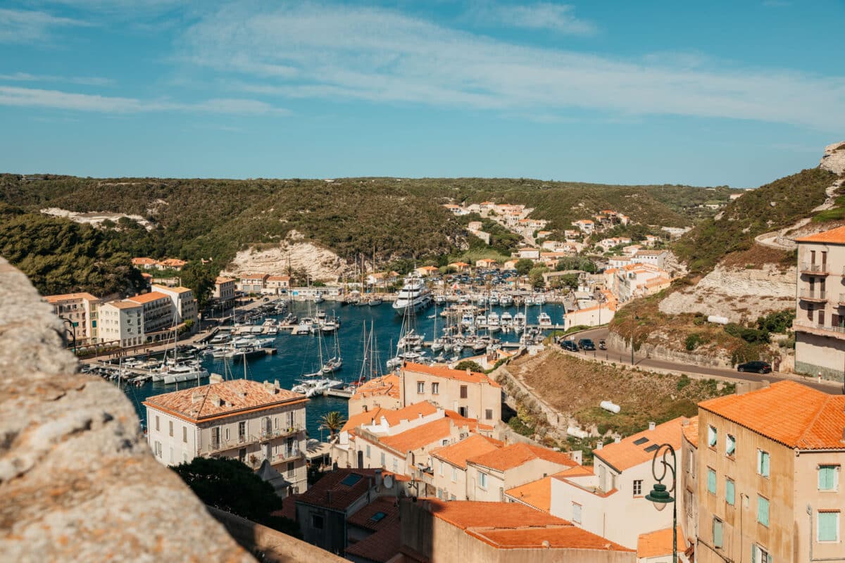 Bateaux et terrasses de restaurants le long du vieux port de Bonifacio