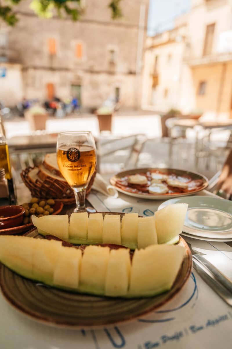 Terrasse ombragée du restaurant Can Tomàs dans le village de Cantallops en Catalogne