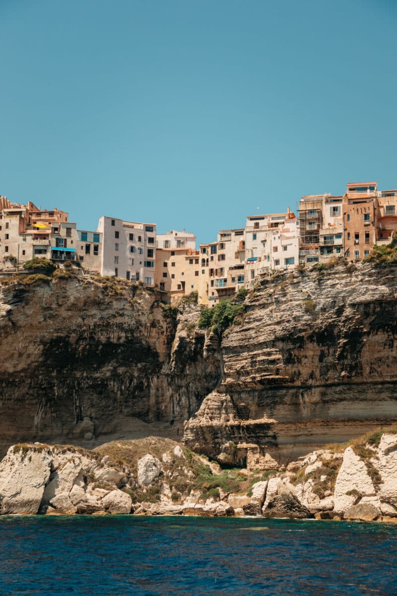 Les maisons de Bonifacio perchées au bord des falaises de calcaire blanc en Corse
