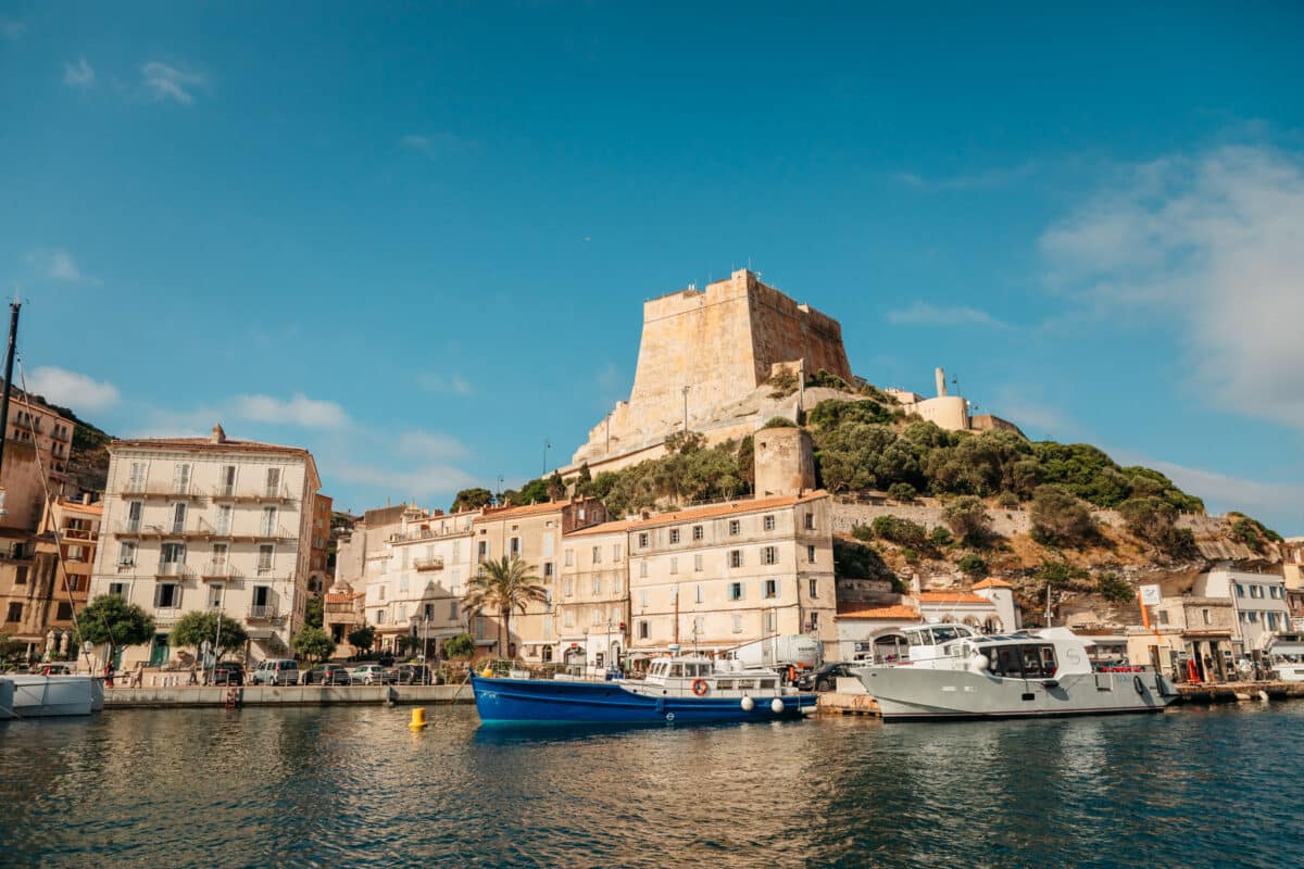Vue sur la citadelle de Bonifacio et sa forteresse depuis le port en Corse du Sud