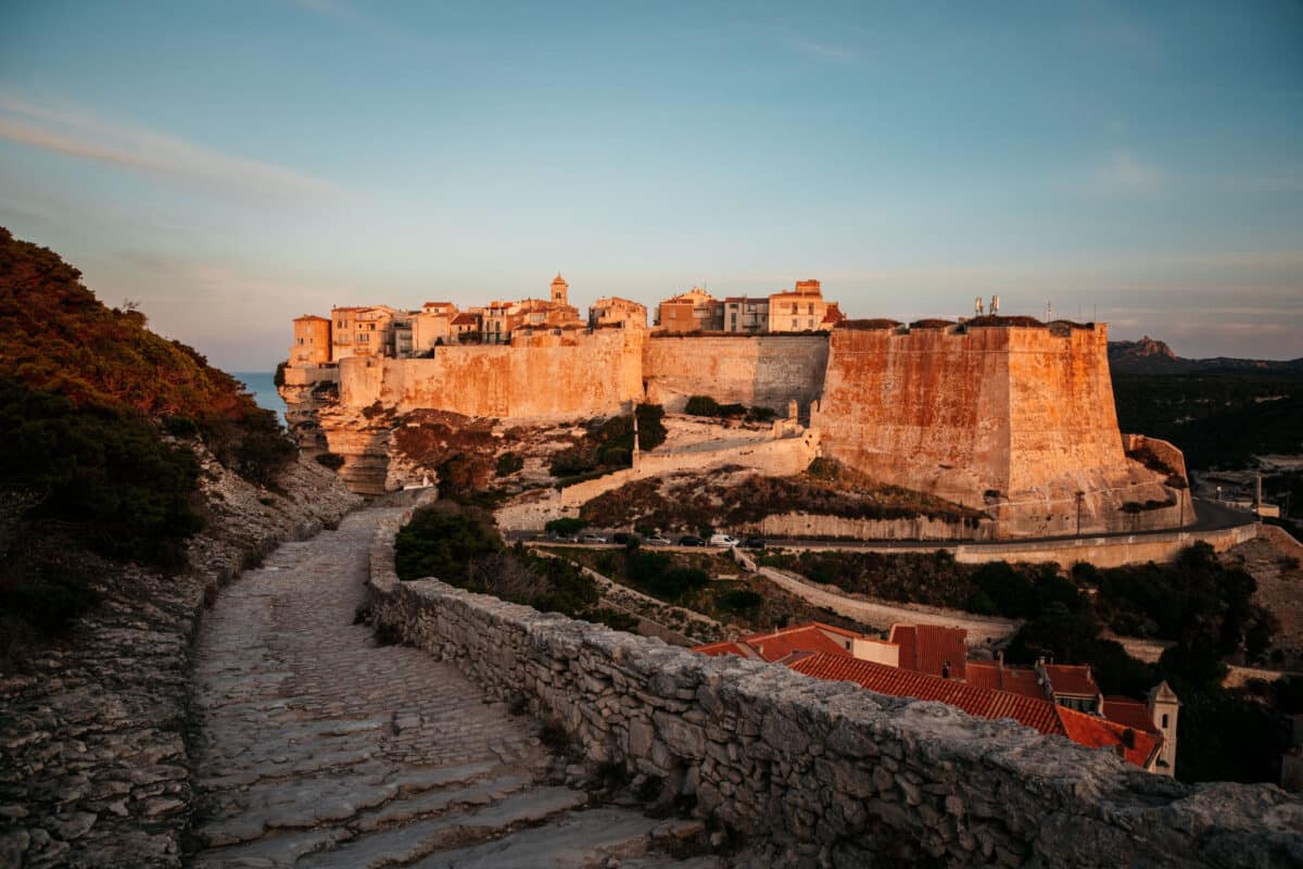Vue d'ensemble de Bonifacio et de sa citadelle perchée sur les falaises en Corse du Sud