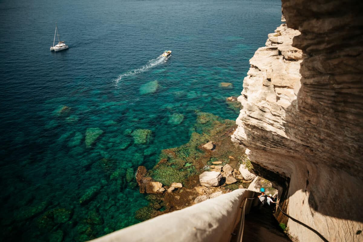 Vue sur la mer et la falaise depuis l'escalier du Roy d'Aragon à Bonifacio