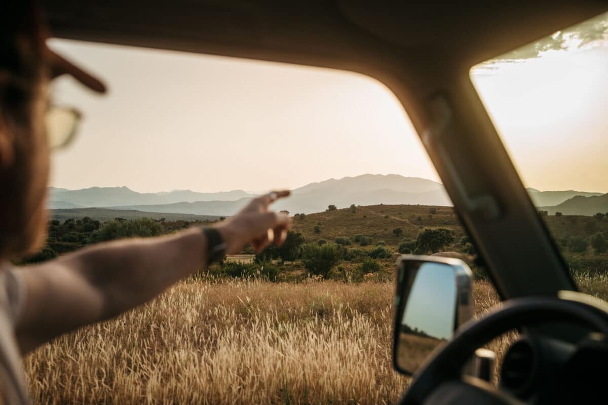Vue depuis l'intérieur d'un 4x4 sur une route de montagne en Espagne
