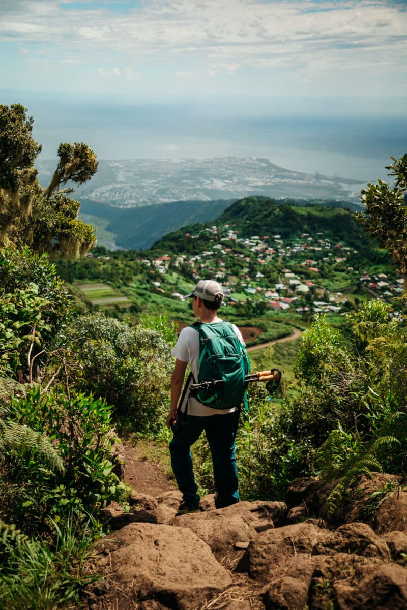 Enfant marchant sur un sentier de randonnée en pleine nature à La Réunion