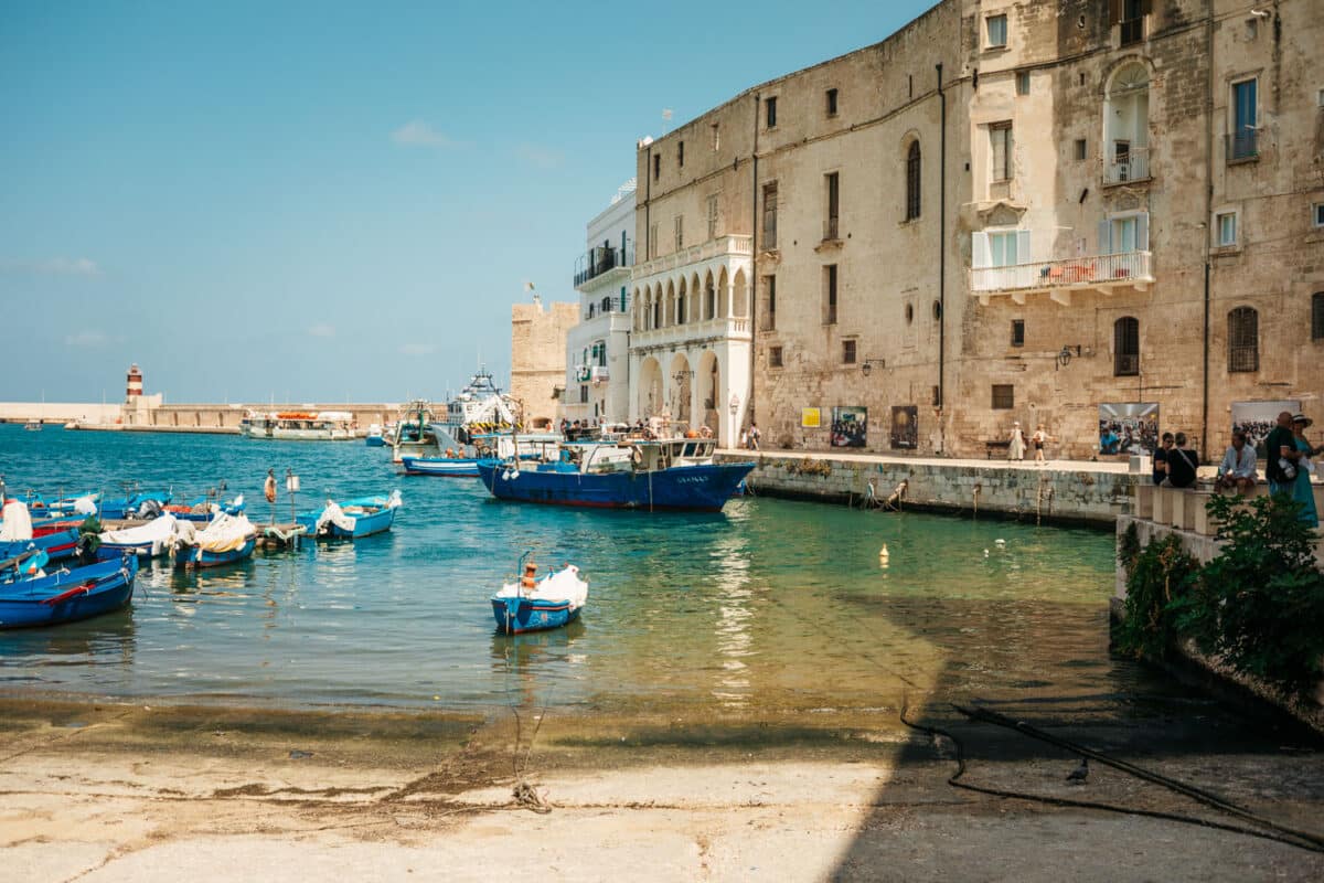 Les barques bleues typiques du port de Monopoli